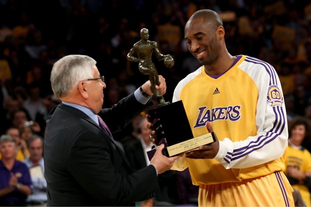 KOBE BRYANT, um dos idolos da historia dos lakers, recebendo o premio de melhor jogador da nba em 2007/08