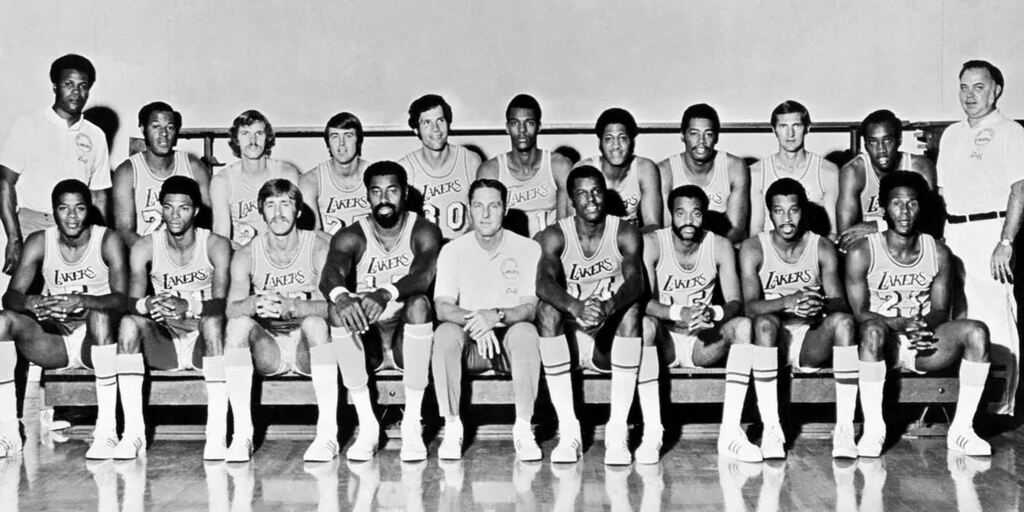 elenco de 1971/72, um dos melhores da historia dos lakers, posado para a foto