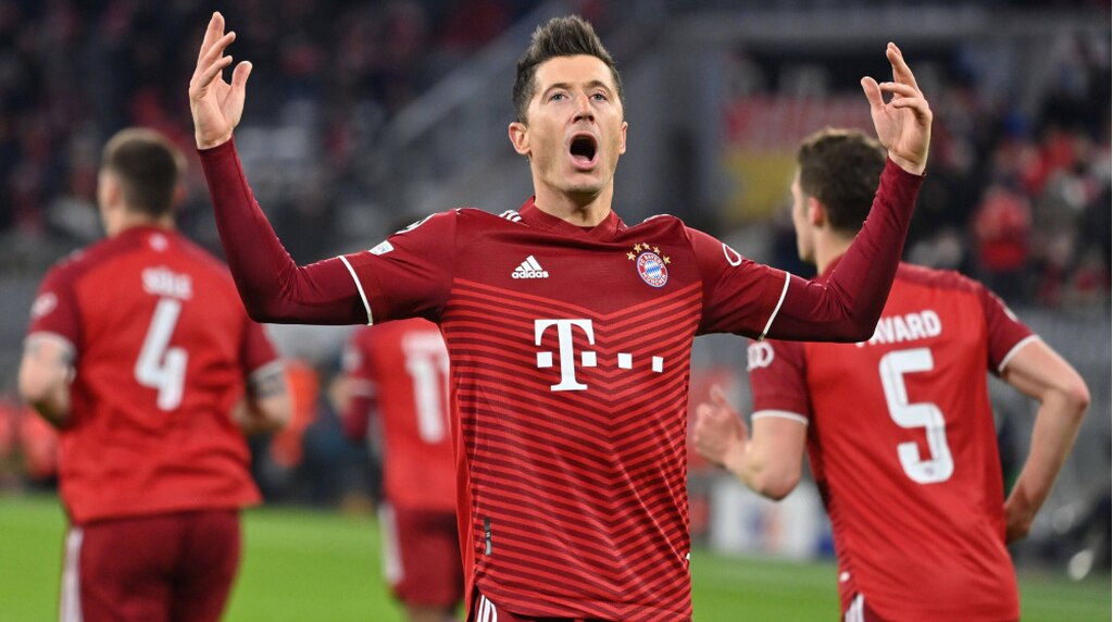 lewandowski em campo, um dos maiores artilheiros da história da Bundesliga