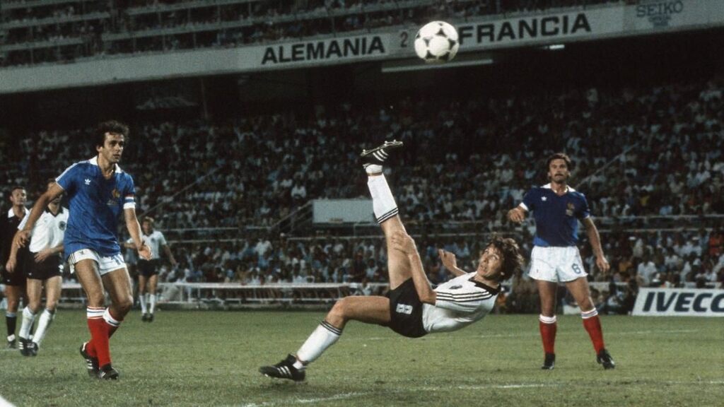 klaus fischer fazendo um gol, um dos maiores artilheiros da história da Bundesliga