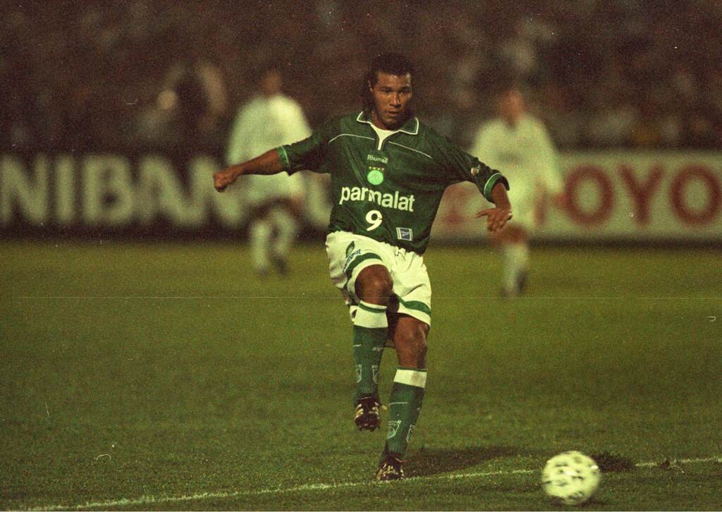 oséas, um dos Maiores artilheiros da história da Copa do Brasil, em campo pelo palmeiras