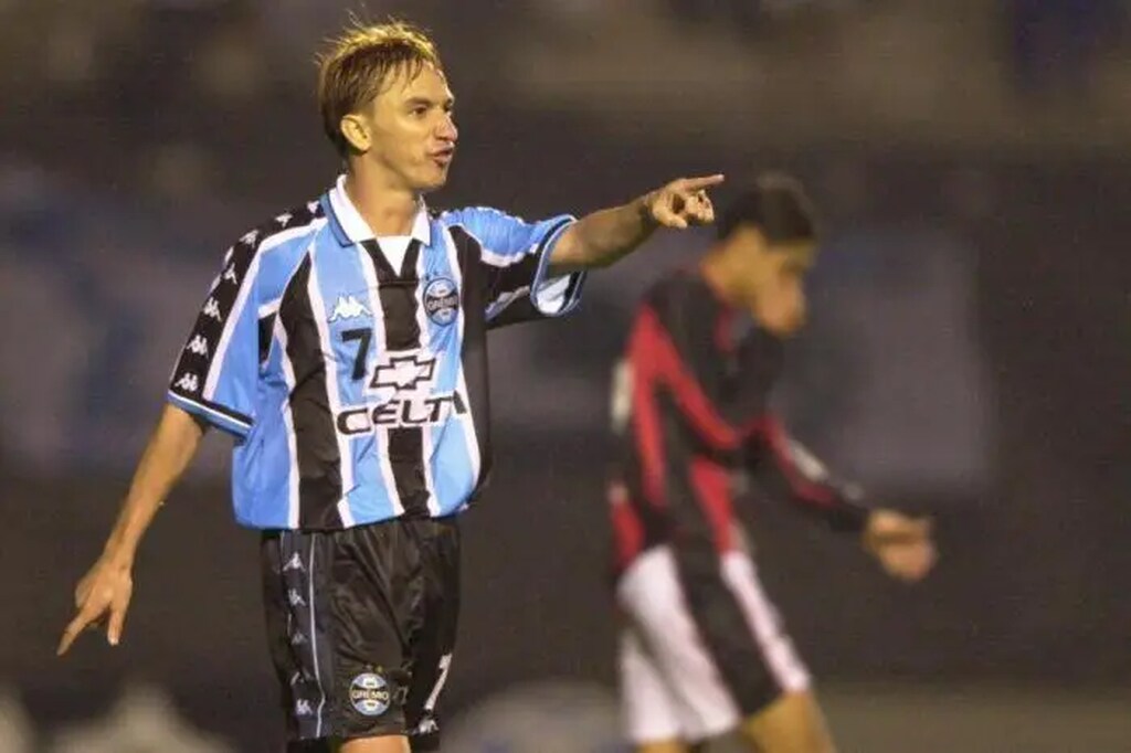 paulo nunes, um dos Maiores artilheiros da história da Copa do Brasil, em campo pelo gremio