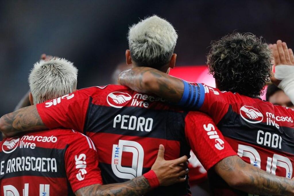 Jogadores do flamengo de costas, o time é um dos maiores clubes do brasil