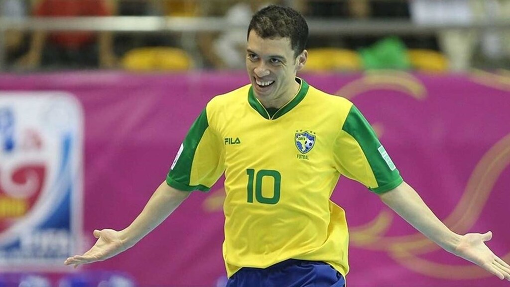 fernandinho, um dos melhores jogadores brasileiros futsal, em quadra