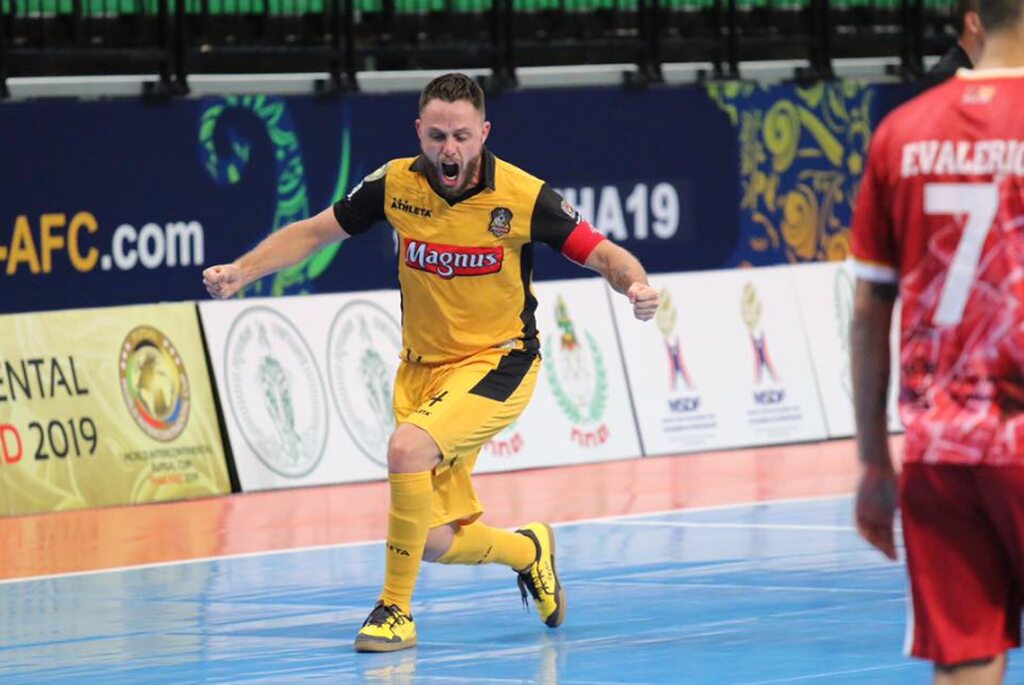 rodrigo, um dos melhores jogadores brasileiros futsal, em quadra