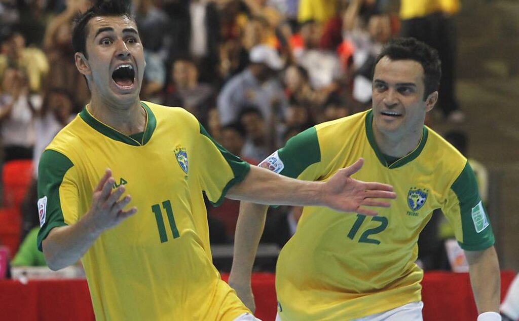 neto, um dos melhores jogadores brasileiros futsal, ao lado de falcão