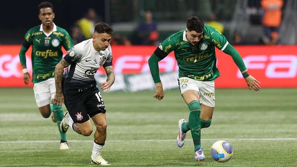 jogadores do corinthians e palmeiras em campo. Suas estatísticas entram nos melhores sites para apostadores