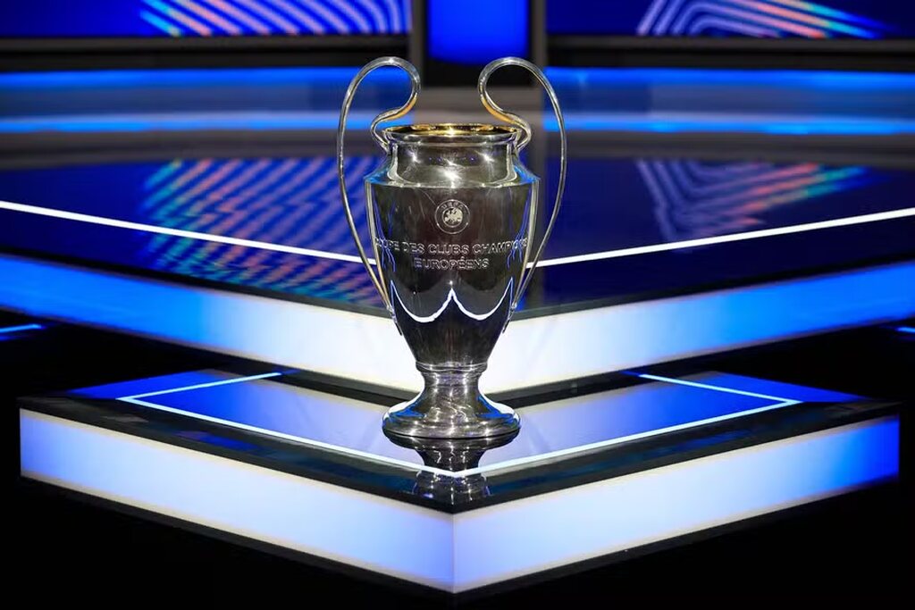 Orelhuda, a taça que continua com a nova champions league, posada para a foto oficial e atrás de um palco