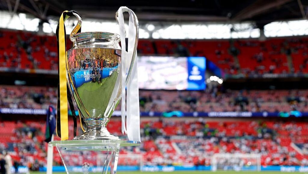 orelhuda, a tradicional taça que continua na nova champions league, posta no gramado para a final