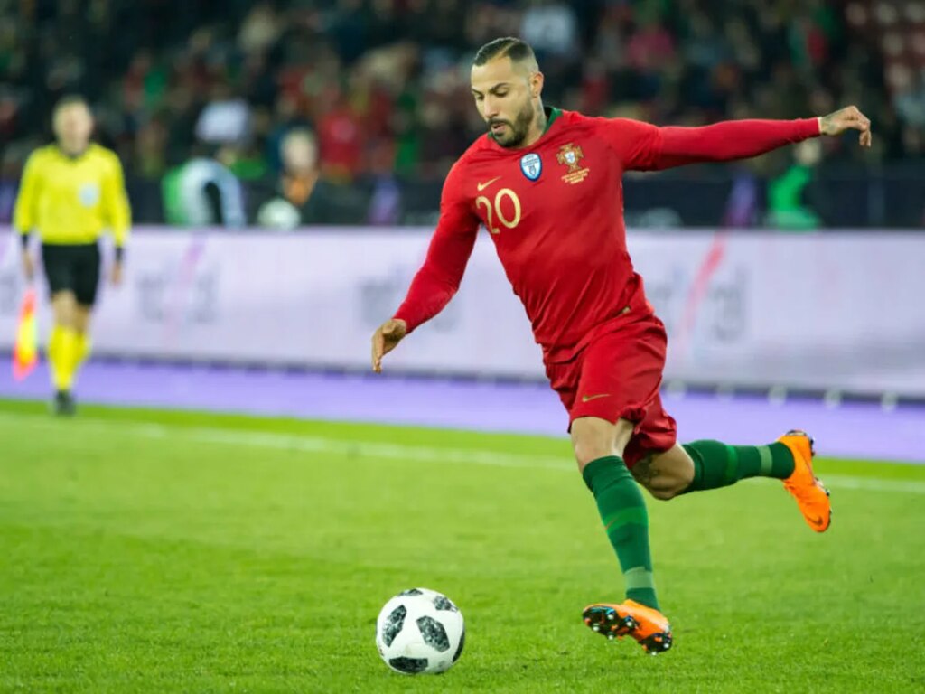 Ricardo Quarema mostrando o que é um gol de trivela ao fazer um pela seleção de portugal