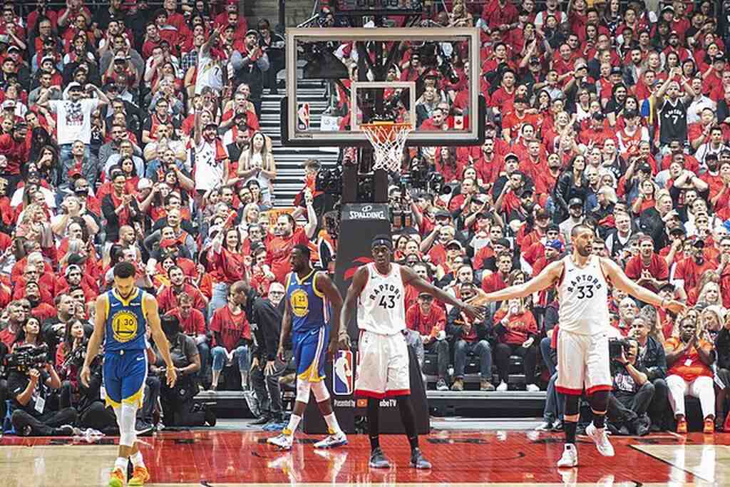 time dos warriors e raptors para a prorrogação no basquete