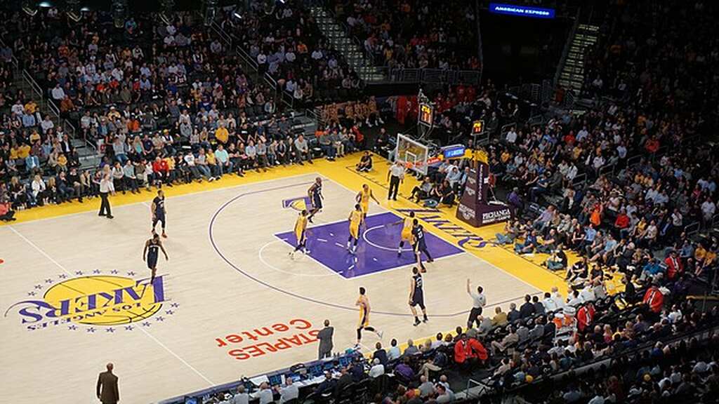 time do lakers em quadra para uma prorrogação no basquete