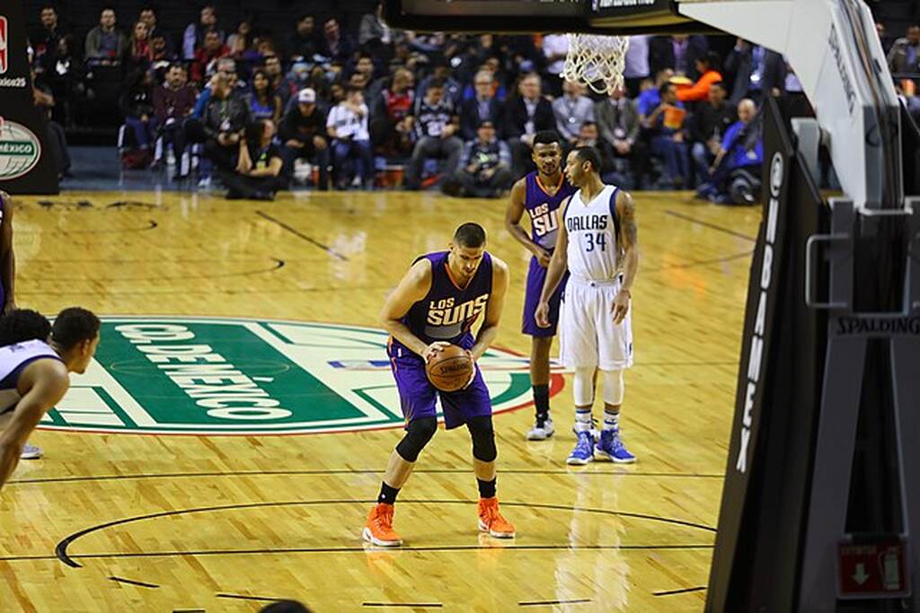 jogador do los suns prestes a tentar uma cesta na prorrogação no basquete