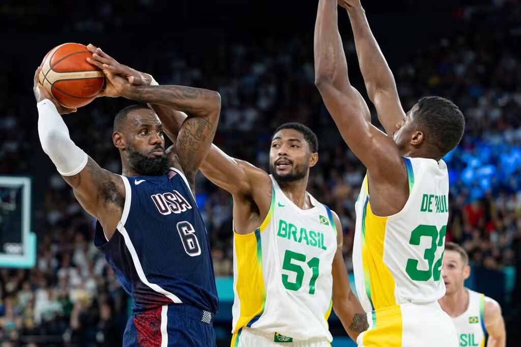 jogadores de basquete dos eua e do brasil se enfrentando antes da Americup 2025