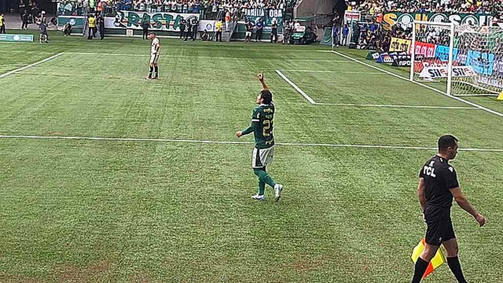 raphael veiga, do palmeiras, em campo pelo time. o jogador é um dos artilheiros serie a 2024