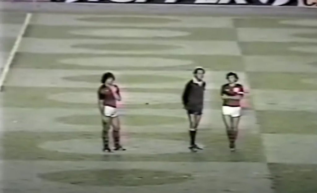 jogadores do flamengo conversando com o arbitro na partida atletico-mg x flamengo pela libertadores de 1980