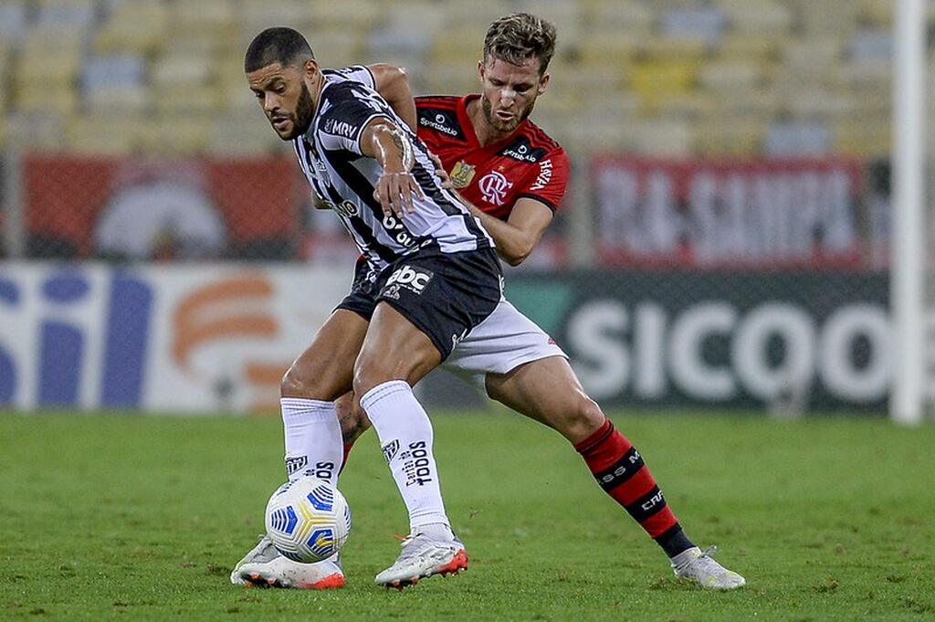 jogadores disputando em campo na partida atletico-mg x flamengo