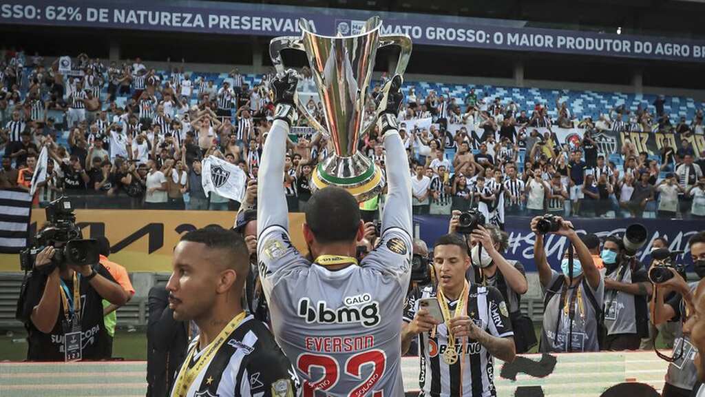 goleiro everson levantando a taça da supercopa 2022 na final entre atletico-mg x flamengo