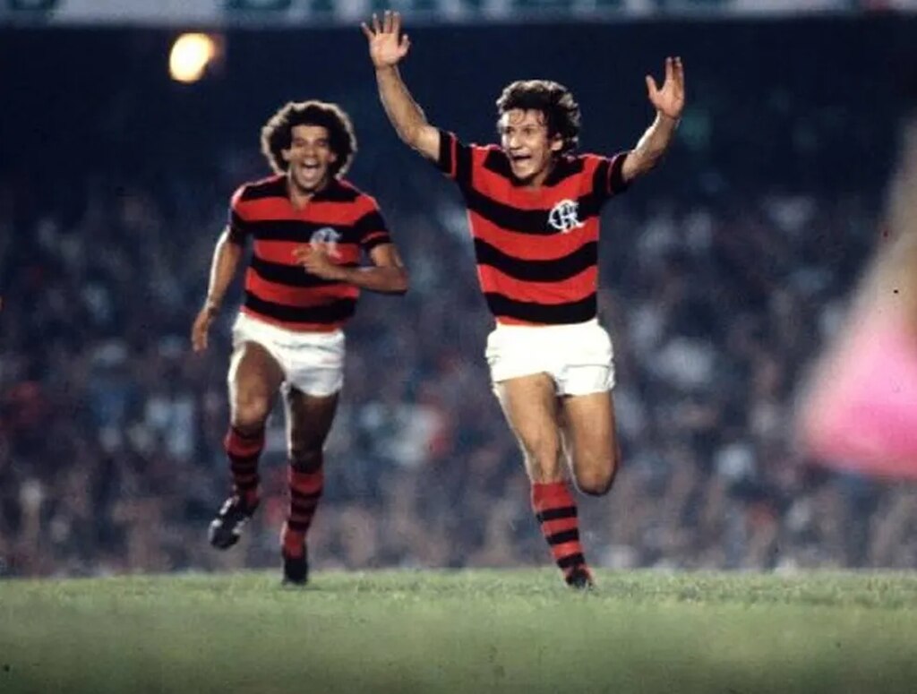 jogadores do flamengo em campo na partida dos anos 80 entre atletico-mg x flamengo