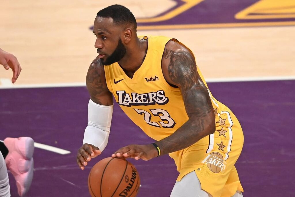 lebron james jogando pelos lakers, uma das maiores contratações nba