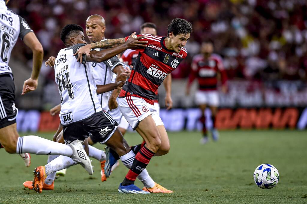 jogadores do atletico mg e flamengo disputando as Finais da Copa do Brasil 2024