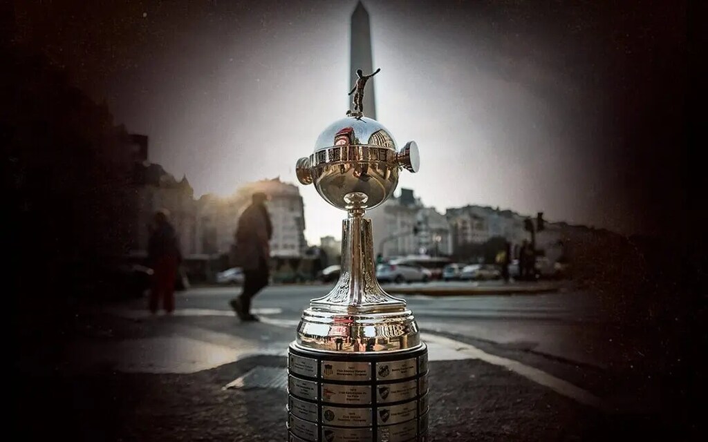 taça da copa libertadores com o campeao dos finalistas da libertadores 2024