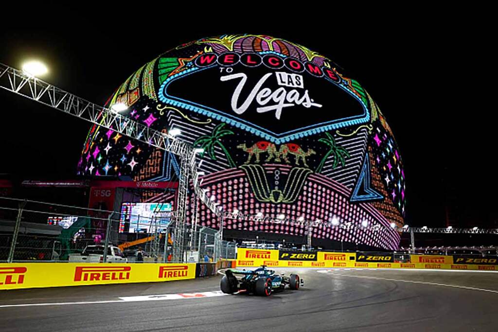 carro de corrida na rua próxima a entrada do gp de las vegas, à noite