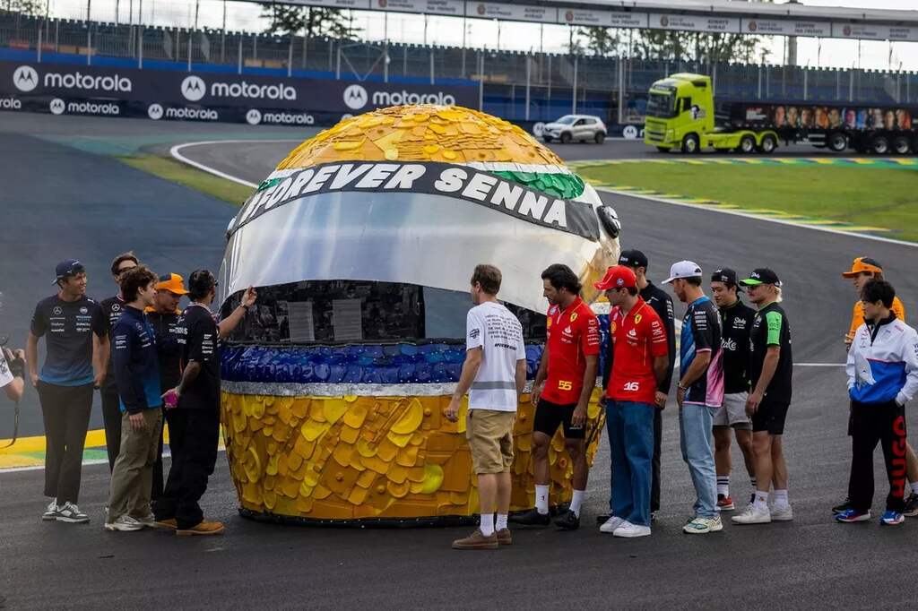 capacete de ayrton senna decorativo como forma de homenagem do gp do brasil