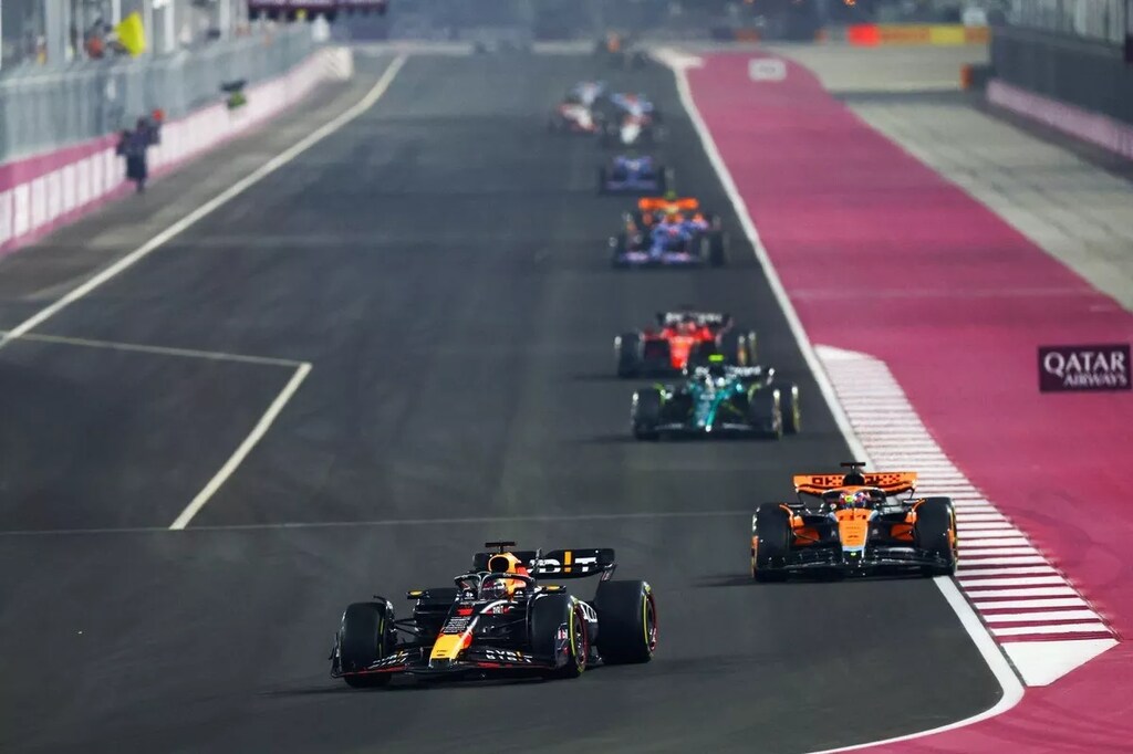 carros de corrida na pista do gp do qatar