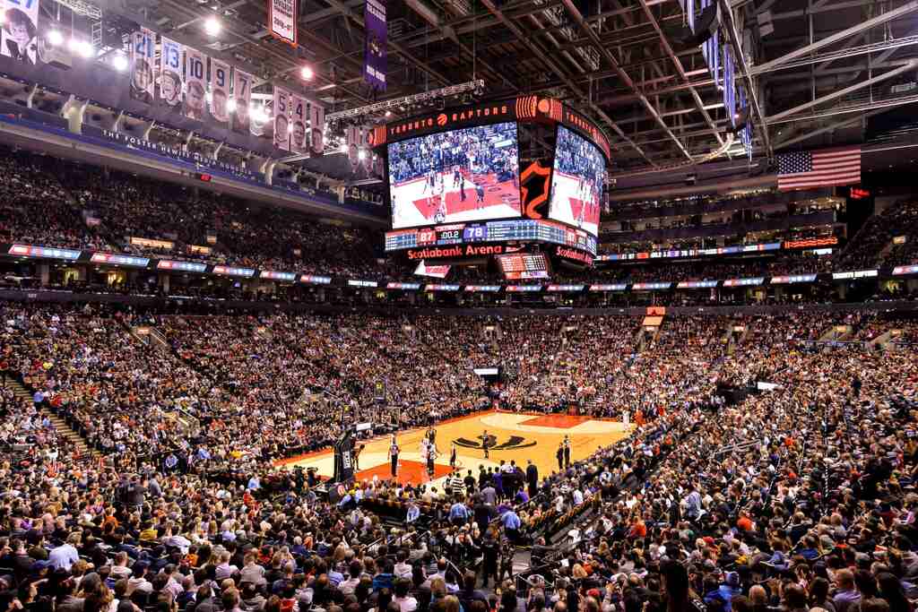 the hangar cheia de torcedores para uma partida da historia toronto raptors