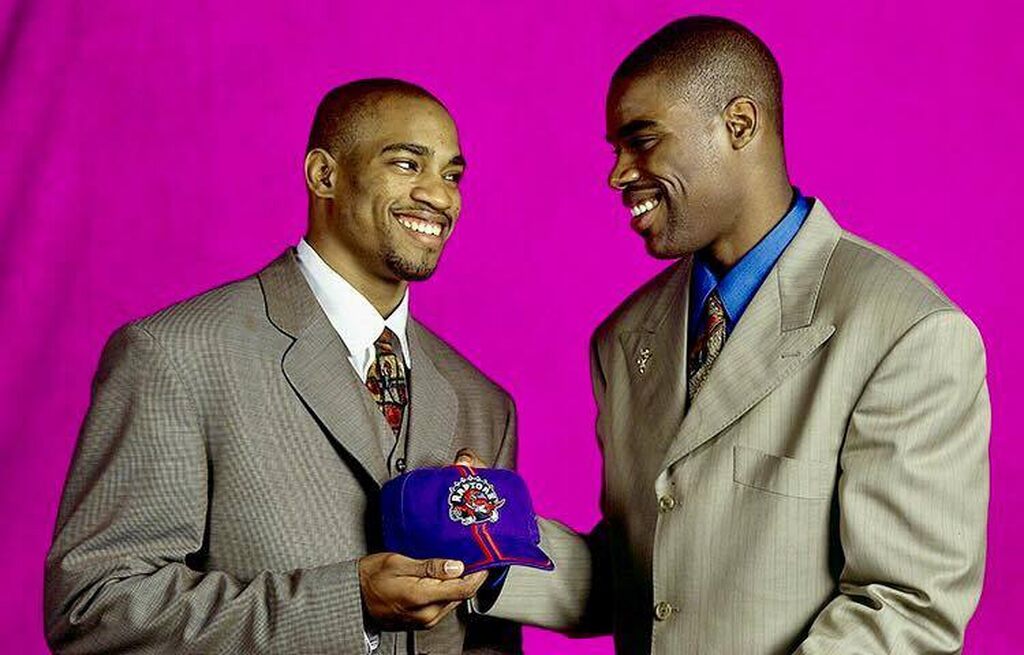 antawn jamison e vincent carter sendo apresentados como um dos melhores jogadores da historia toronto raptors