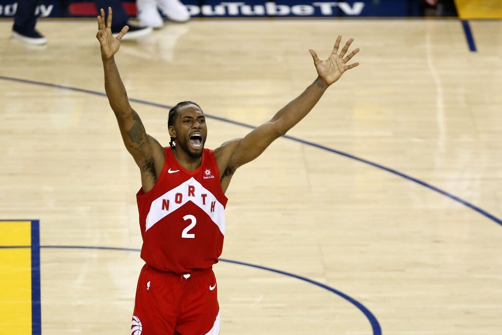 kawhi leonard em quadra pelo toronto raptors, o jogador é um dos melhores da historia toronto raptors