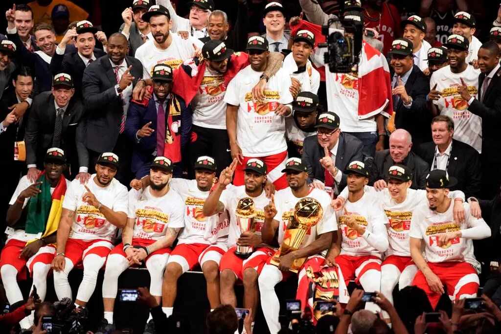 elenco que conquistou o título da historia toronto raptors reunido para uma foto