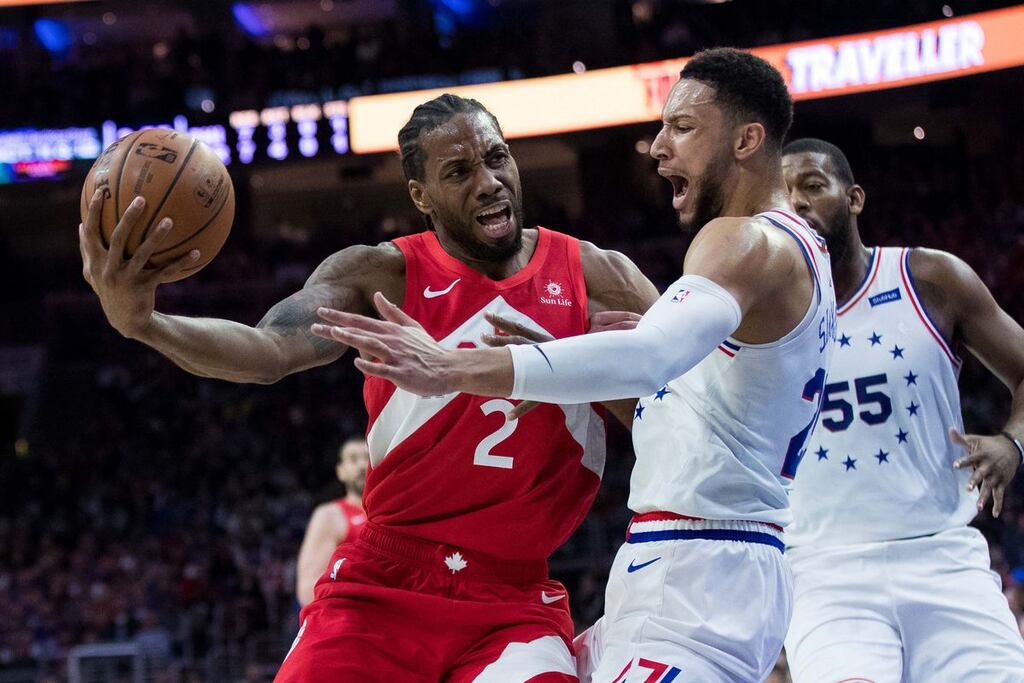 jogadores do toronto raptors e do philadelphia 76ers se disputando em quadra. é a maior rivalidade da historia toronto raptors