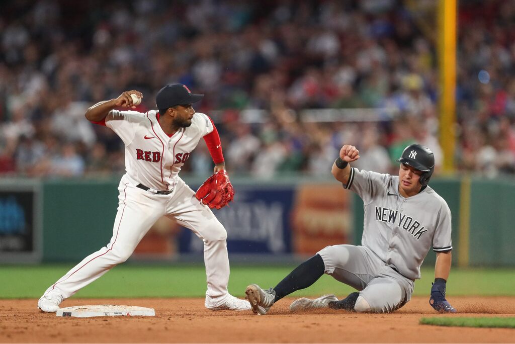 jogadores do red sox e do new york em campo pela liga mlb como apostar