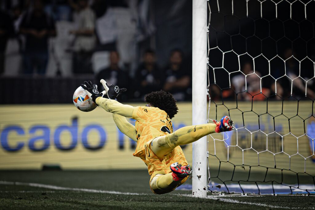 hugo souza do corinthians fazendo uma defesa. o jogador é um dos melhores goleiros da serie a