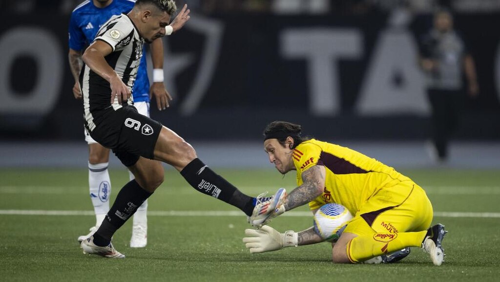 cassio do cruzeiro fazendo uma defesa. o jogador é um dos melhores goleiros da serie a