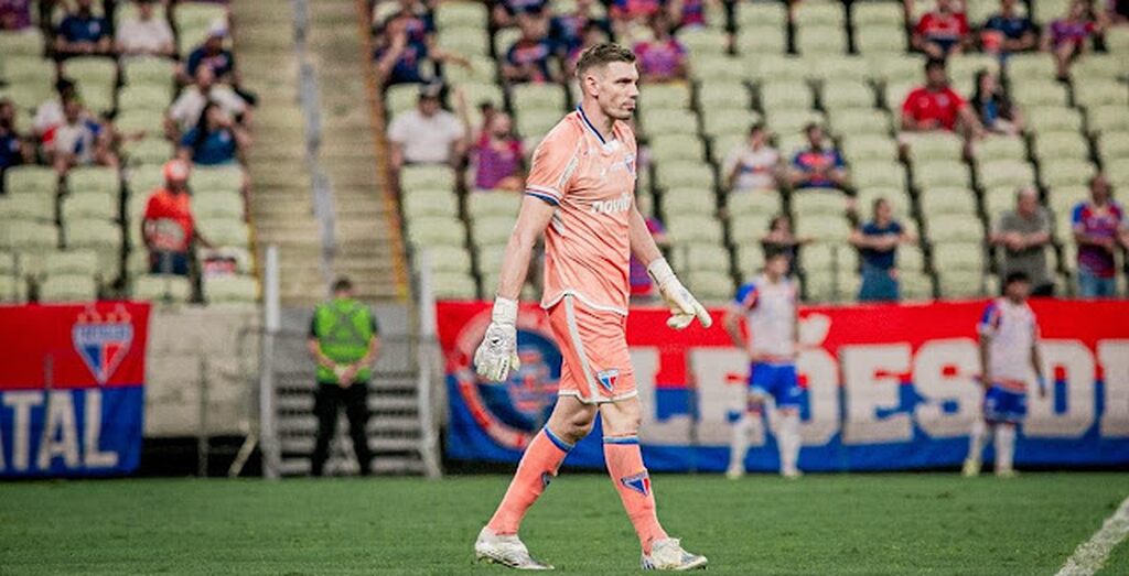 joao ricardo do fortaleza em campo. o jogador é um dos melhores goleiros da serie a