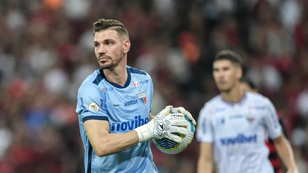 goleiro do fortaleza, que esta entre os melhores goleiros da serie a