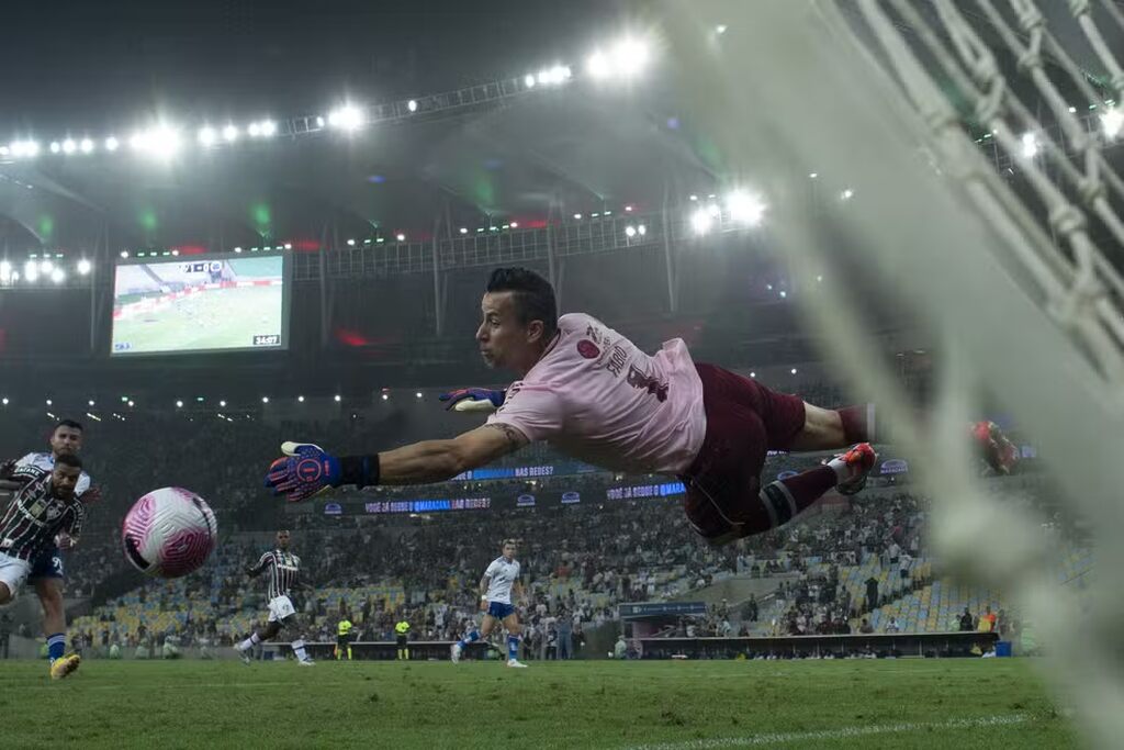 fabio do fluminense fazendo uma defesa. o jogador é um dos melhores goleiros da serie a