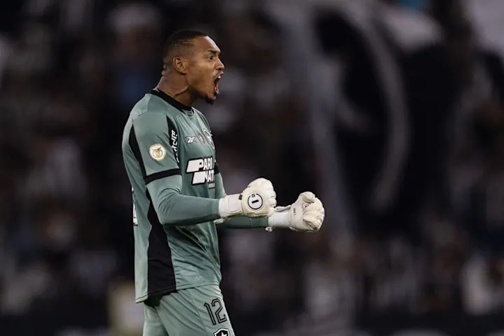 john victor do botafogo comemorando em campo. o jogador é um dos melhores goleiros da serie a