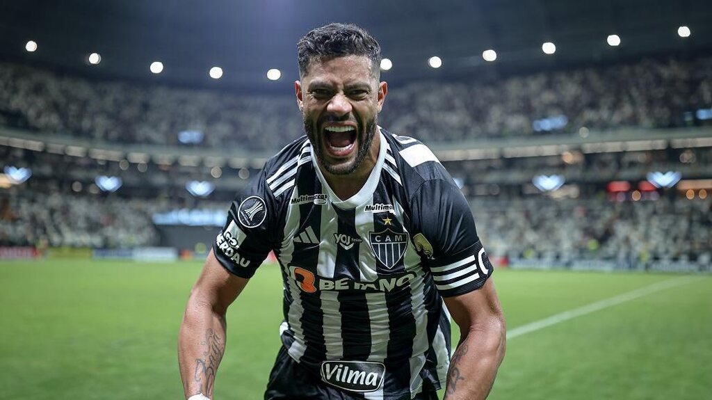 hulk comemorando o gol com a comemoração classica em campo