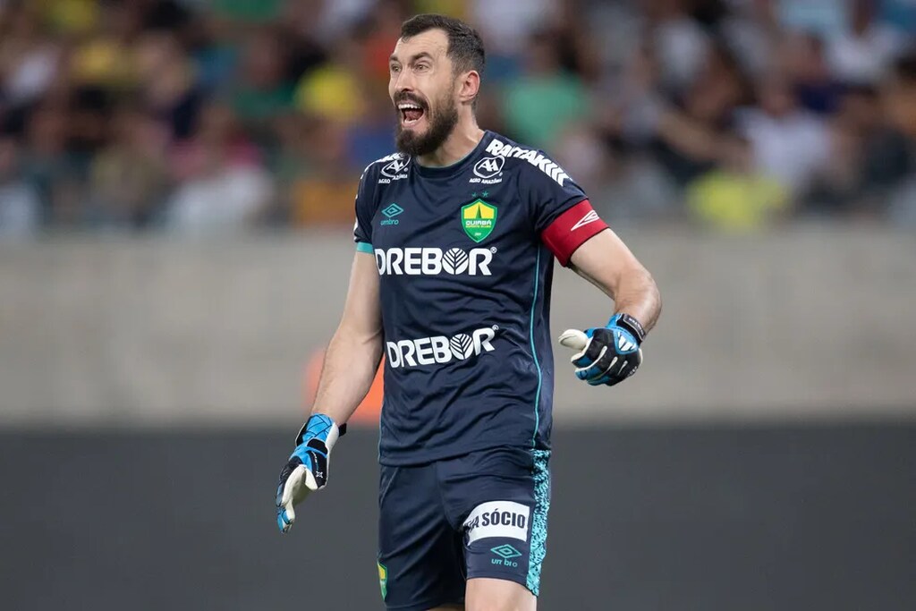 walter do cuiaba em campo. o jogador é um dos melhores goleiros em campo