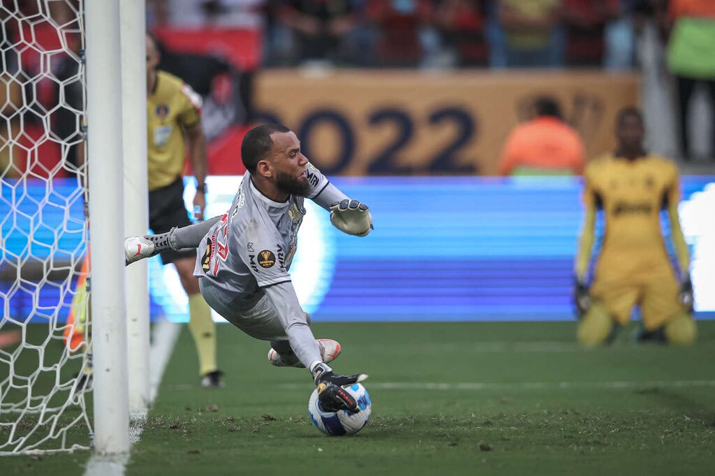 everson do atletico mg fazendo uma defesa. o jogador é um dos melhores goleiros da serie a