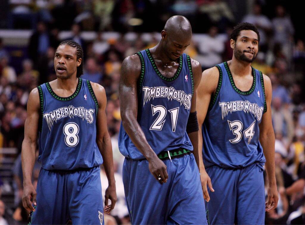 parte do elenco de 2003/04 em quadra pelo Minnesota Timberwolves Historia