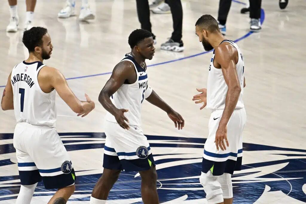 parte do elenco de 2023/24 em quadra pelo Minnesota Timberwolves Historia