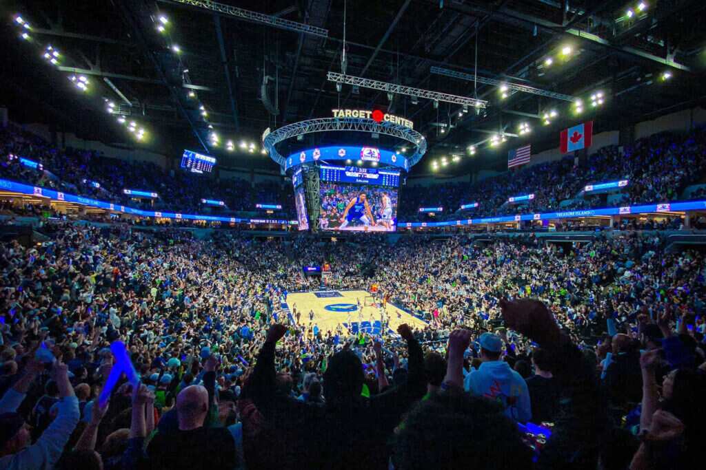 target center lotado para um jogo do Minnesota Timberwolves Historia