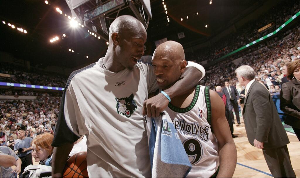 kevin garnett e carmelo anthony abraçados após o titulo da divisão noroeste da nba pelo Minnesota Timberwolves Historia