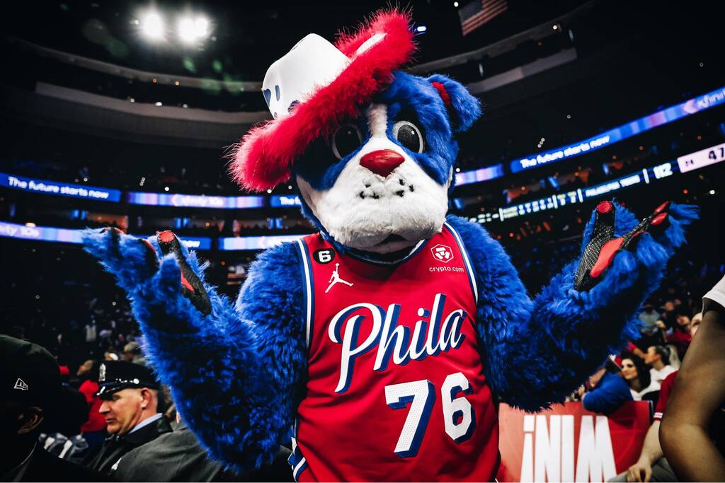 mascote do Philadelphia 76ers historia posado para a foto durante a partida