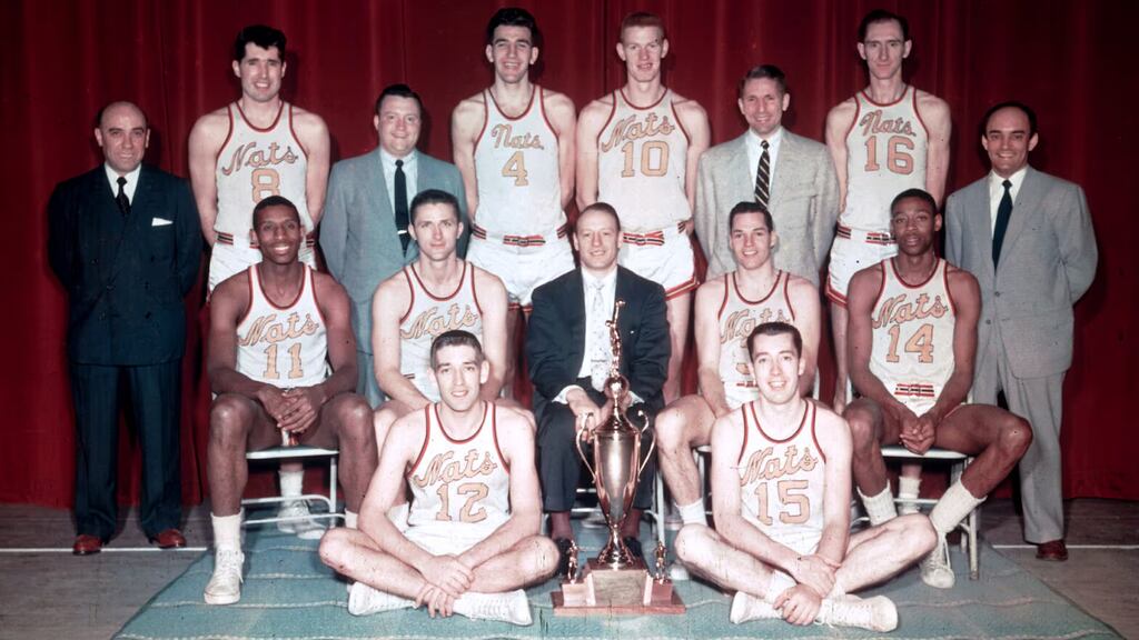 elenco de 1954/55 do Philadelphia 76ers historia, reunido para uma foto com o titulo da nba